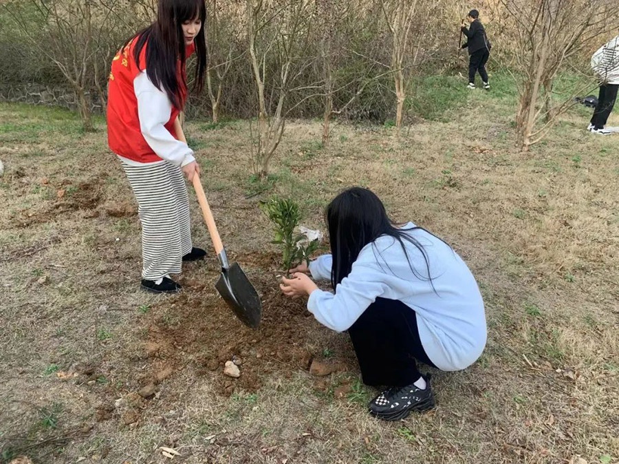 庐山市星辰技工学校：绿色行动，守护未来——校园植树节活动圆满举行