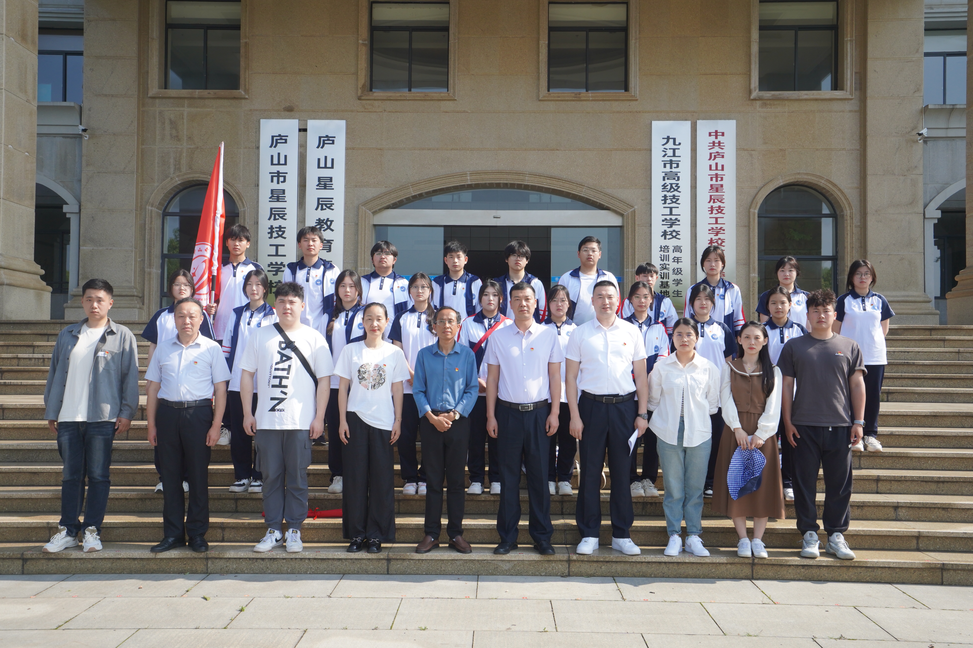庐山市星辰技工学校新团员赴洪城水业开展环保学习教育活动