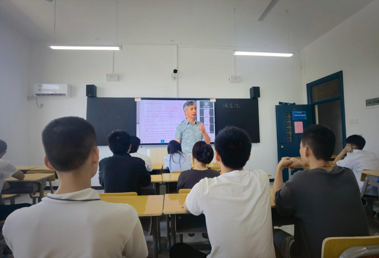 庐山星辰翰林高考复读学校 一场别开生面的名师展示课                   